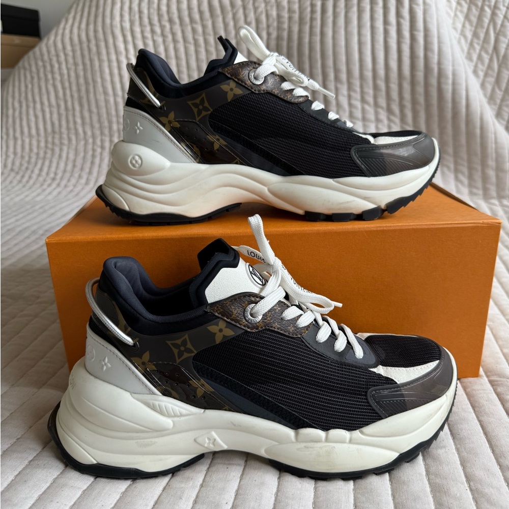 Louis Vuitton Run 55 Sneaker 1AAP5F size 40